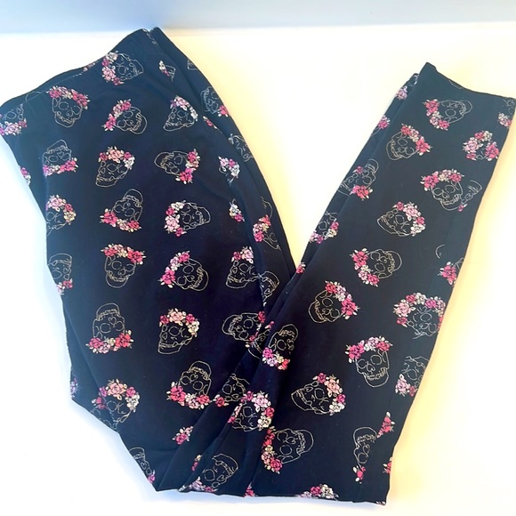 torrid Pants - Torrid black & pink leggingsSize L, pink flowers crown on skulls design
